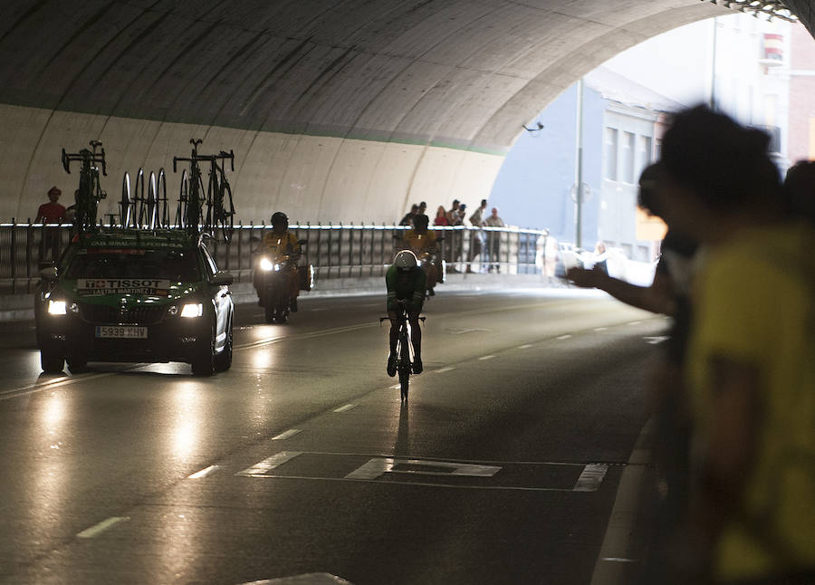 Málaga es protagonista en la Vuelta Ciclista España 2018. La etapa inicial y hasta otras tres tocan tierras malagueñas en una edición en la que hasta la canción oficial es de una malagueña. Aquí recogemos las mejores imágenes del paso por Málaga