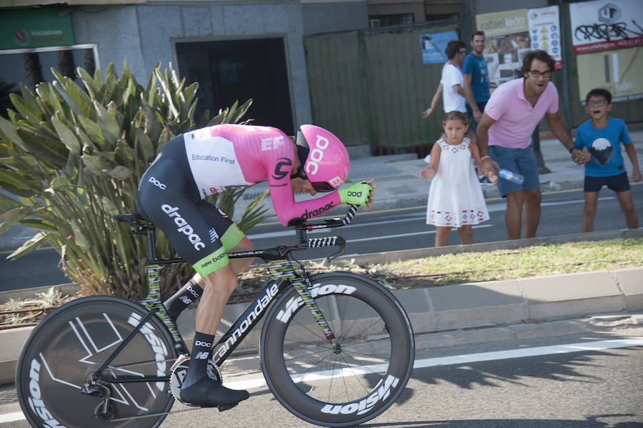 Málaga es protagonista en la Vuelta Ciclista España 2018. La etapa inicial y hasta otras tres tocan tierras malagueñas en una edición en la que hasta la canción oficial es de una malagueña. Aquí recogemos las mejores imágenes del paso por Málaga