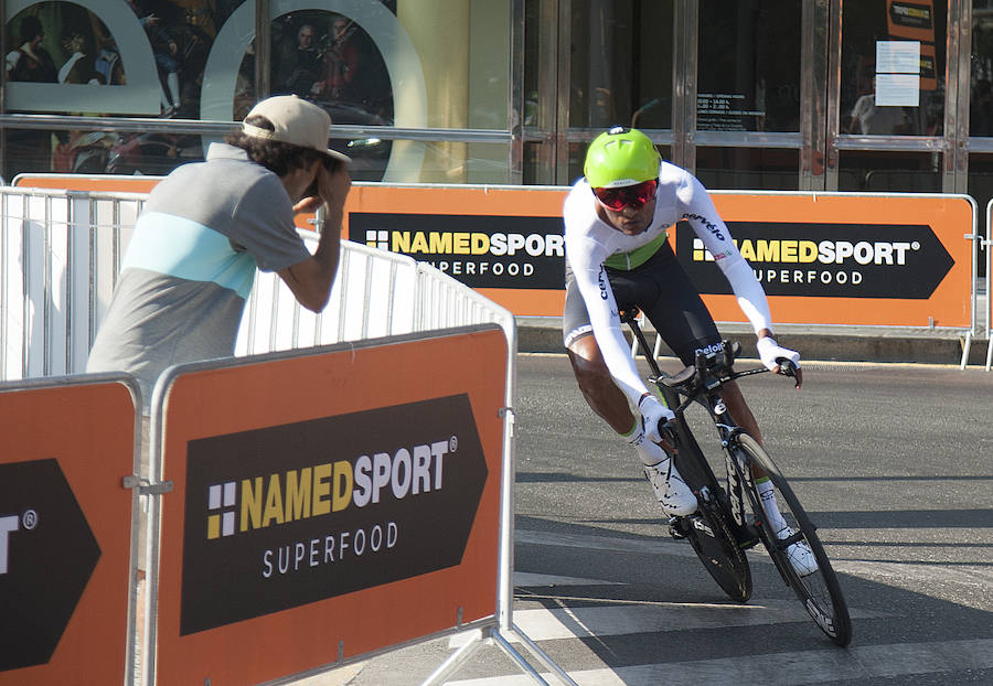 Málaga es protagonista en la Vuelta Ciclista España 2018. La etapa inicial y hasta otras tres tocan tierras malagueñas en una edición en la que hasta la canción oficial es de una malagueña. Aquí recogemos las mejores imágenes del paso por Málaga