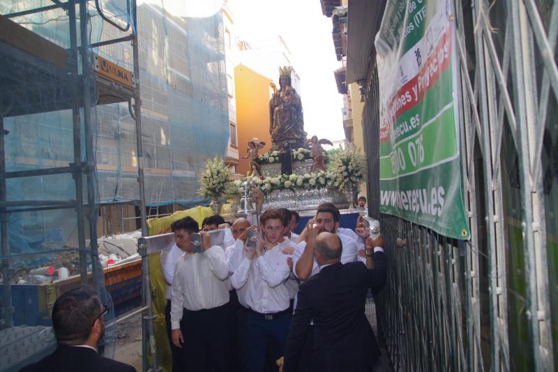 Decenas de personas han acompañado a la imagen en su recorrido