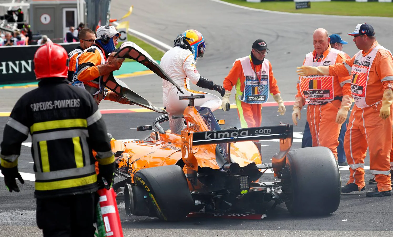 Fotos: Las imágenes del brutal accidente de Fernando Alonso