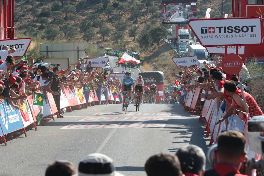 Málaga es protagonista en la Vuelta Ciclista España 2018. La etapa inicial y hasta otras tres tocan tierras malagueñas en una edición en la que hasta la canción oficial es de una malagueña. Aquí recogemos las mejores imágenes del paso por Málaga