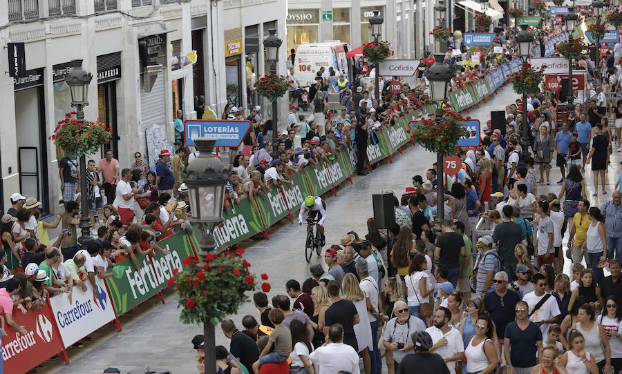 Málaga es protagonista en la Vuelta Ciclista España 2018. La etapa inicial y hasta otras tres tocan tierras malagueñas en una edición en la que hasta la canción oficial es de una malagueña. Aquí recogemos las mejores imágenes del paso por Málaga