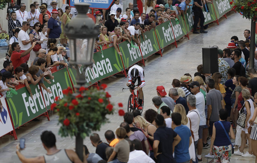 Málaga es protagonista en la Vuelta Ciclista España 2018. La etapa inicial y hasta otras tres tocan tierras malagueñas en una edición en la que hasta la canción oficial es de una malagueña. Aquí recogemos las mejores imágenes del paso por Málaga