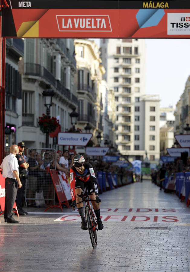 Málaga es protagonista en la Vuelta Ciclista España 2018. La etapa inicial y hasta otras tres tocan tierras malagueñas en una edición en la que hasta la canción oficial es de una malagueña. Aquí recogemos las mejores imágenes del paso por Málaga