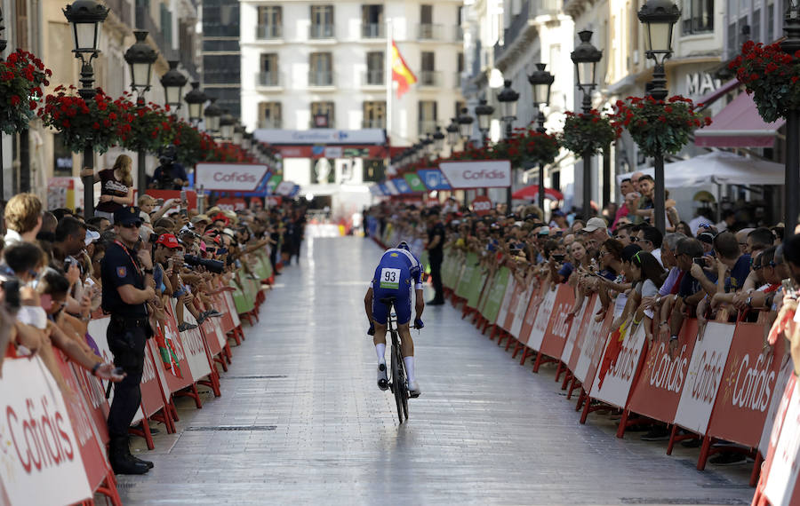 Málaga es protagonista en la Vuelta Ciclista España 2018. La etapa inicial y hasta otras tres tocan tierras malagueñas en una edición en la que hasta la canción oficial es de una malagueña. Aquí recogemos las mejores imágenes del paso por Málaga