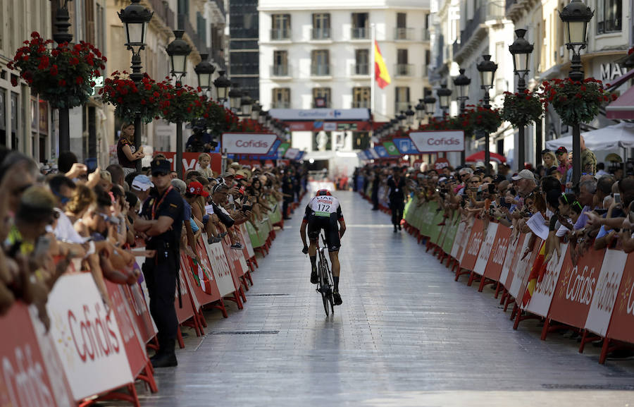 Málaga es protagonista en la Vuelta Ciclista España 2018. La etapa inicial y hasta otras tres tocan tierras malagueñas en una edición en la que hasta la canción oficial es de una malagueña. Aquí recogemos las mejores imágenes del paso por Málaga