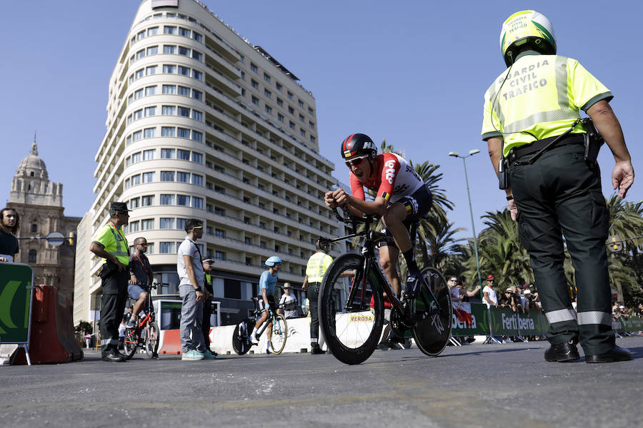 Málaga es protagonista en la Vuelta Ciclista España 2018. La etapa inicial y hasta otras tres tocan tierras malagueñas en una edición en la que hasta la canción oficial es de una malagueña. Aquí recogemos las mejores imágenes del paso por Málaga