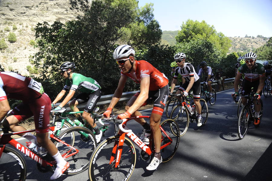 Málaga es protagonista en la Vuelta Ciclista España 2018. La etapa inicial y hasta otras tres tocan tierras malagueñas en una edición en la que hasta la canción oficial es de una malagueña. Aquí recogemos las mejores imágenes del paso por Málaga