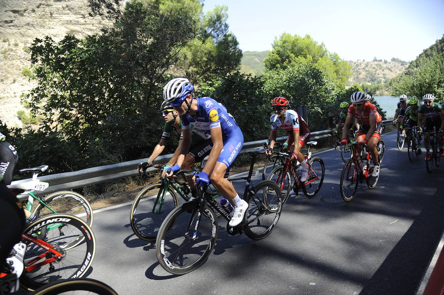 Málaga es protagonista en la Vuelta Ciclista España 2018. La etapa inicial y hasta otras tres tocan tierras malagueñas en una edición en la que hasta la canción oficial es de una malagueña. Aquí recogemos las mejores imágenes del paso por Málaga