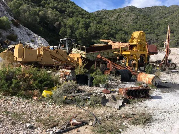 En la zona hay una treintena de vehículos de gran tamaño. 