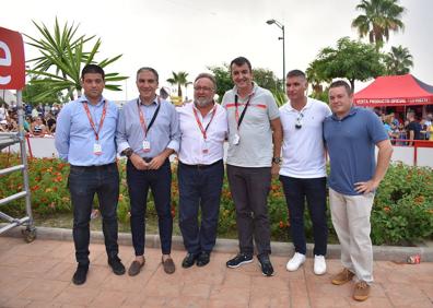 Imagen secundaria 1 - El pelotón a su paso por Marbella. Elías Bendodo y Joaquín Villanova junto a otras autoridades.Los corredores, en la Avenida Ramón y Cajal marbellí. 