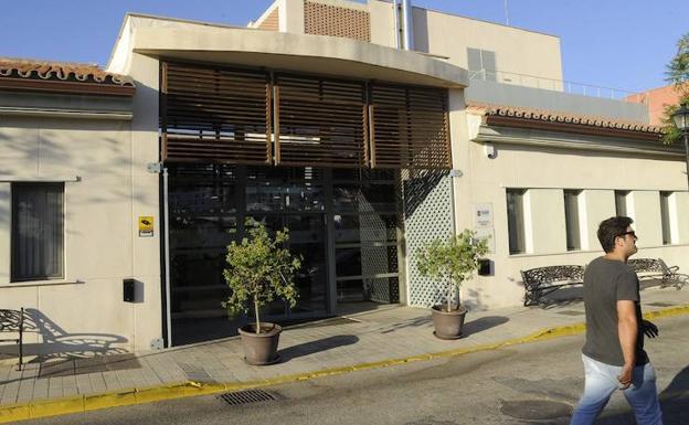 Fachada de la residencia de Guaro en la que ayer sucedieron los hechos