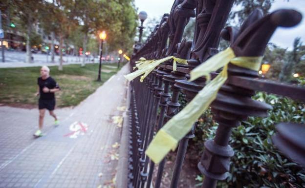 Lazos amarillos en las calles de Barcelona.