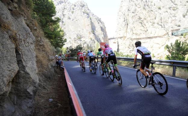 La Vuelta ha discurrido por enclaves tan emblemáticos de Málaga como el Caminito del Rey. 