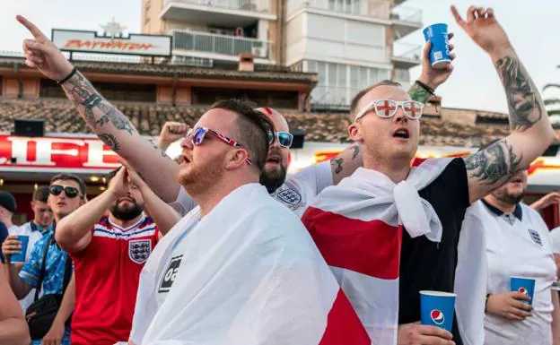 'Hooligans' celebran en Benidorm una victoria de su selección en Rusia.