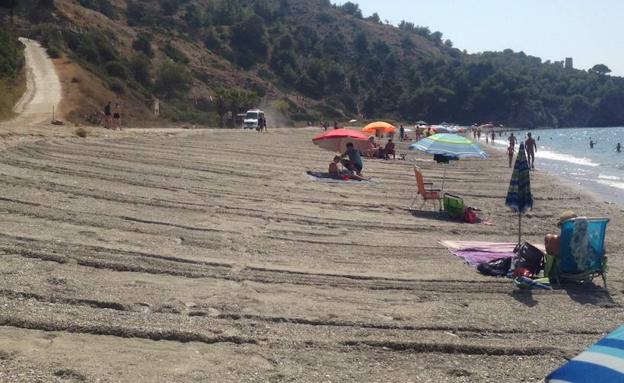 Playa de El Cañuelo, este lunes tras las labores de rastrillado.