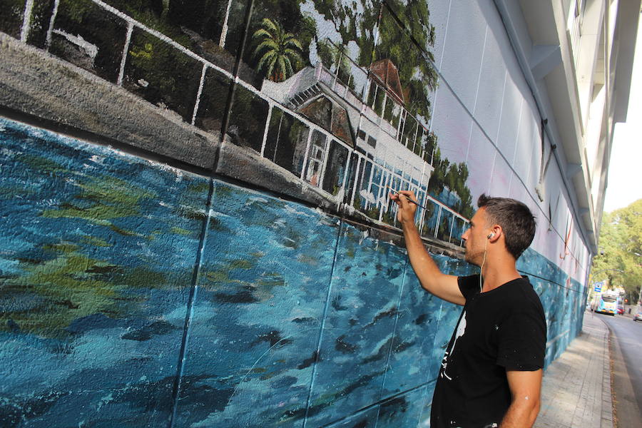 En una de las fachadas del entorno del Balneario de los Baños del Carmen, han realizaco un mural de cuartenta y cinco metros de largo y tres de alto con la panorámica del emblemático lugar malagueño. Doger ha sido el autor de la obra.