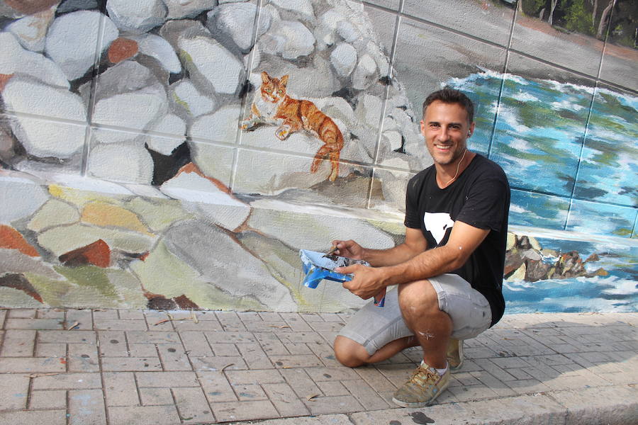 En una de las fachadas del entorno del Balneario de los Baños del Carmen, han realizaco un mural de cuartenta y cinco metros de largo y tres de alto con la panorámica del emblemático lugar malagueño. Doger ha sido el autor de la obra.