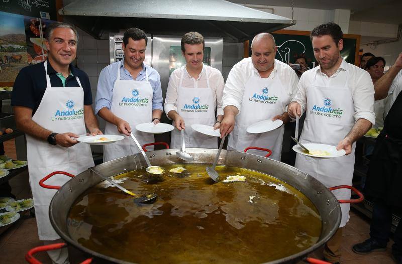 El dirigente participa en Álora en el popular 'día de los huevos fritos'