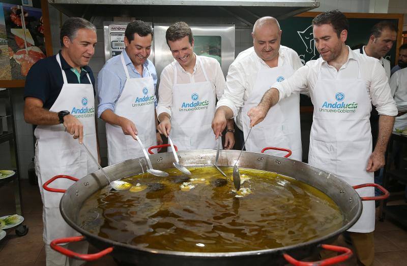 El dirigente participa en Álora en el popular 'día de los huevos fritos'