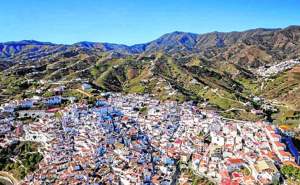 Vista aérea de Almáchar, situada en la Ruta de la Pasa. 