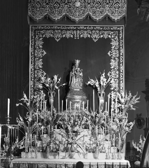 Altar instalado junto al presbiterio catedralicio, en el que la Virgen aparece sin templete y con los bordados del dosel completamente terminados.