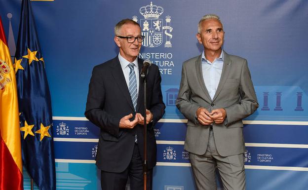 José Guirao y Miguel Ángel Vázquez, ayer, en Madrid. 