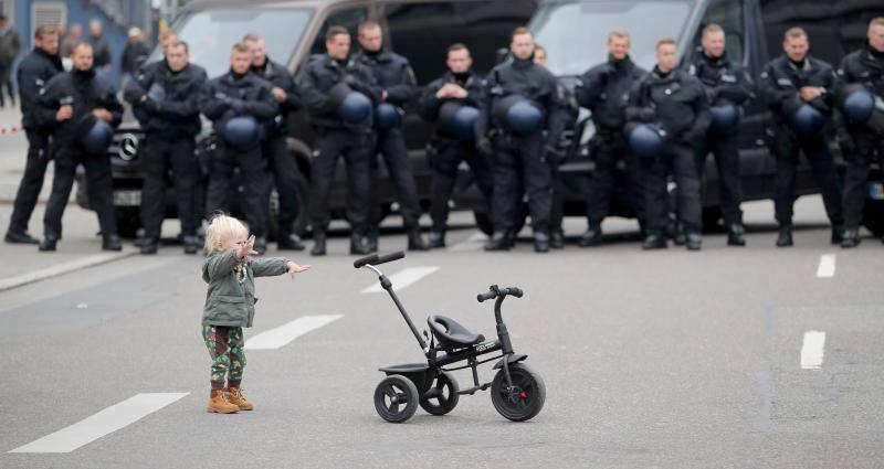 El gran despliegue policial en Chemnitz impidió que los sectores más violentos se enfrentaran más entre sí