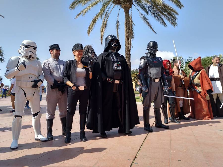 La 'II Gran Recogida de Material Escolar' ha tenido lugar en la playa de la Misericordia y ha estado organizada por la asociación 'Zapas Solidarias'