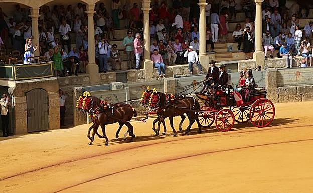 Damas Goyescas en el ruedo antes de la corrida de esta tarde. 