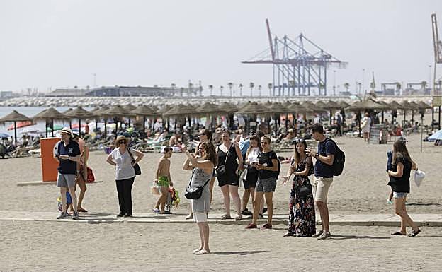 Turistas inmortalizan su despedida de la playa en la última jornada de agosto. 