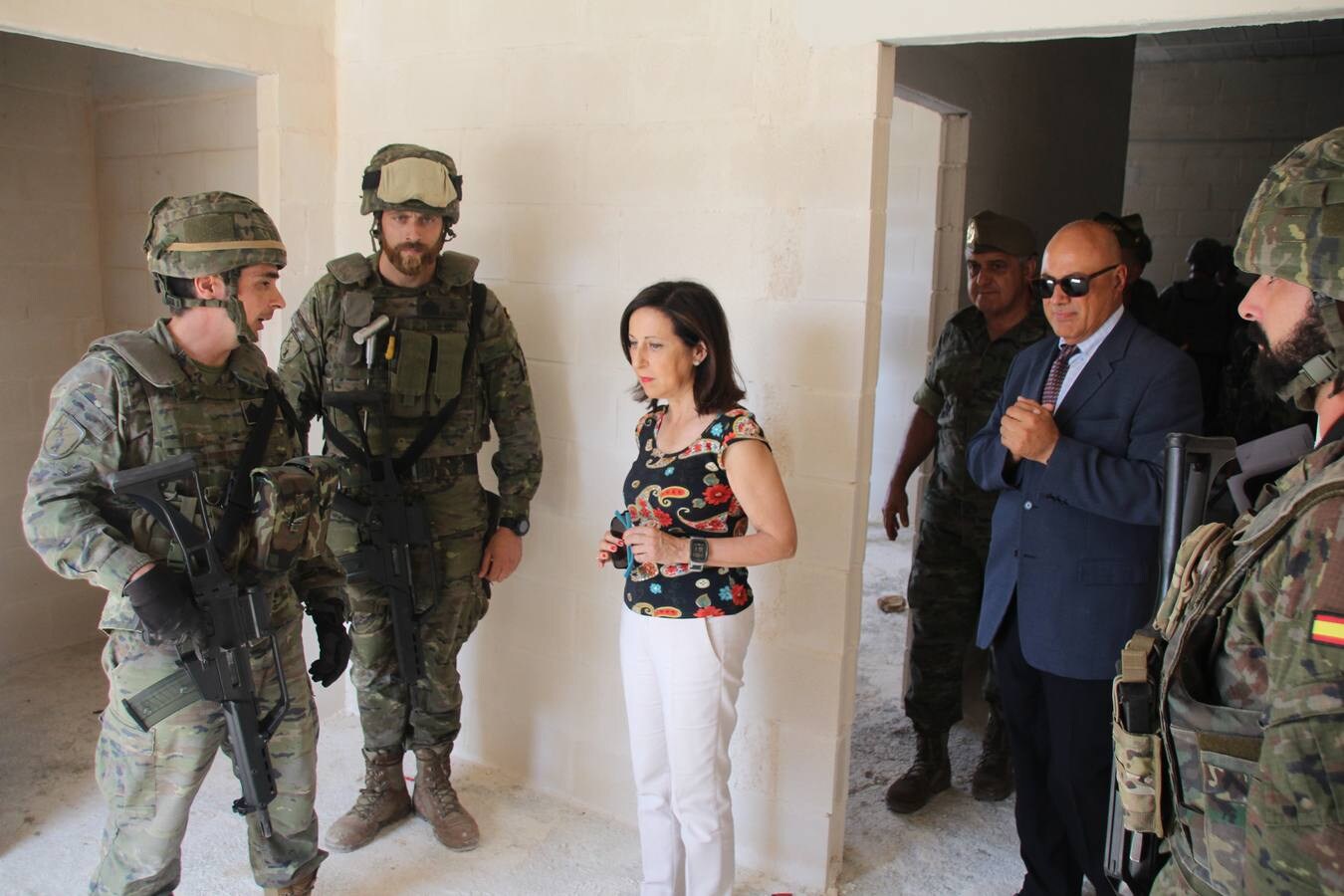 La ministra de Defensa, la socialista Margarita Robles, ha visitado al IV Tercio Alejandro Farnesio de La Legión en el Acuartelamiento de Montejaque, para conocer de primera mano el trabajo diario de este cuerpo militar. 