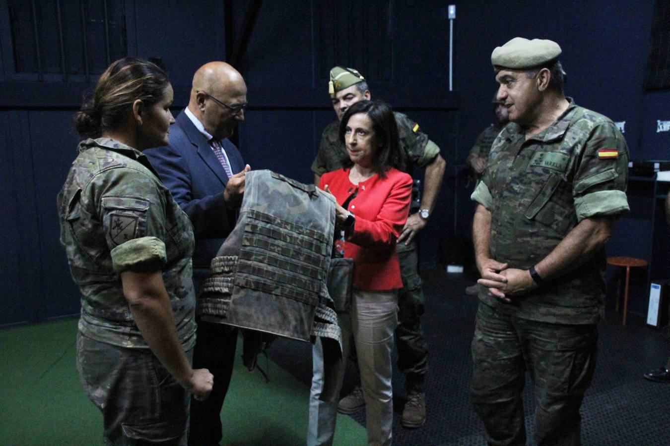 La ministra de Defensa, la socialista Margarita Robles, ha visitado al IV Tercio Alejandro Farnesio de La Legión en el Acuartelamiento de Montejaque, para conocer de primera mano el trabajo diario de este cuerpo militar. 