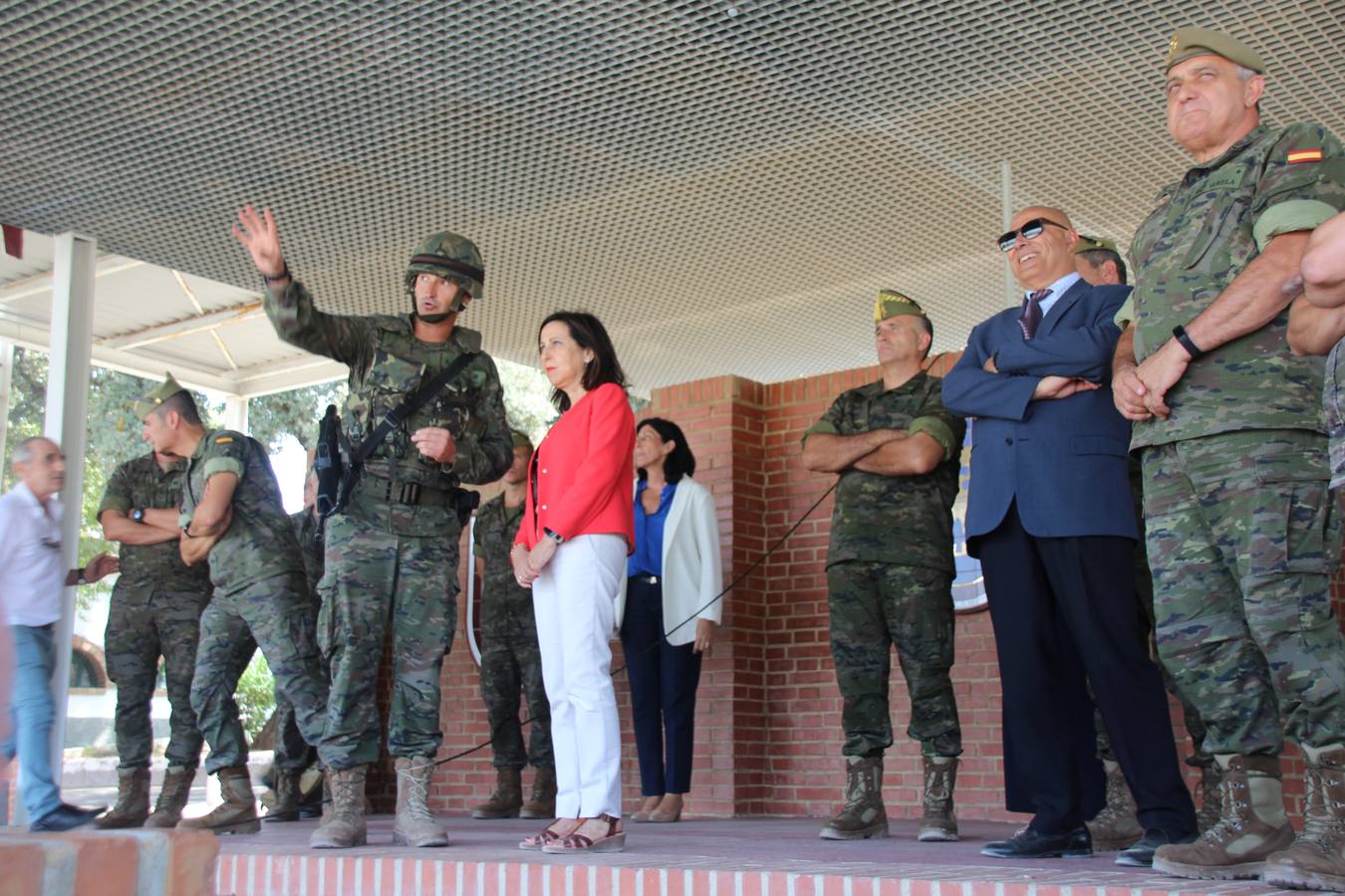 La ministra de Defensa, la socialista Margarita Robles, ha visitado al IV Tercio Alejandro Farnesio de La Legión en el Acuartelamiento de Montejaque, para conocer de primera mano el trabajo diario de este cuerpo militar. 