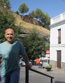 Imagen secundaria 2 - Fotograma de la célebre serie. Ismael Palmero, en su restaurante El Bandolero. Sebastián Bermúdez, delante de su vivienda familiar que albergó el bar Zamudio. 