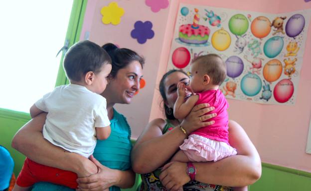 Dos pequeños, con sus madres, en la escuela infantil Enanitos de Málaga capital. 