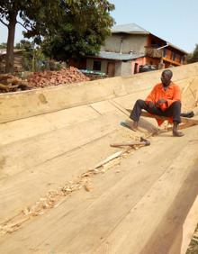 Imagen secundaria 2 - El proyecto educativo atiende a 160 niños. La barca 'Chanquete', construida para pescar en el lago. Un voluntario local, trabajando en la barca 'Boquerón'.