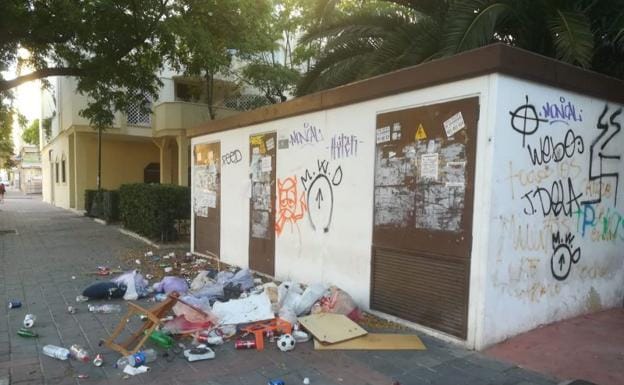 Los vecinos de la calle Nicolás Maquiavelo de Cortijo Alto denuncian la suciedad que hay en la zona.