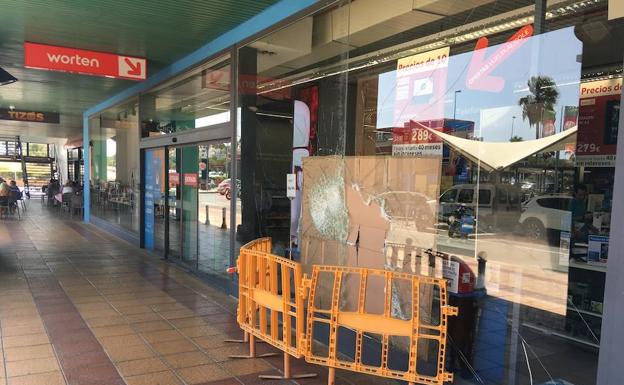 Encapuchados roban por segunda vez en una tienda de electrónica del centro comercial El Ingenio
