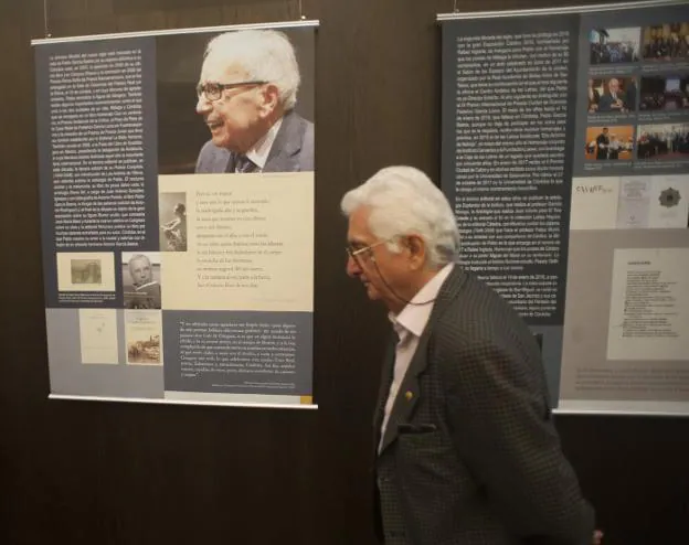 José Ortíz, sobrino de Pablo García Baena, pasa ante uno de los paneles con fotos de su tío en la exposición. :: francis silva