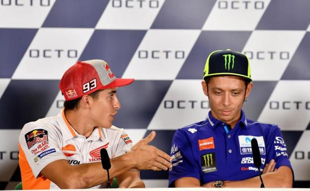 Marc Márquez tiende sin éxito su mano Valentino Rossi