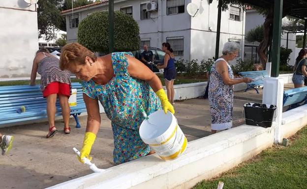 Vecinos de Torremolinos limpian y pintan zonas públicas en mal estado ante «la dejadez» municipal