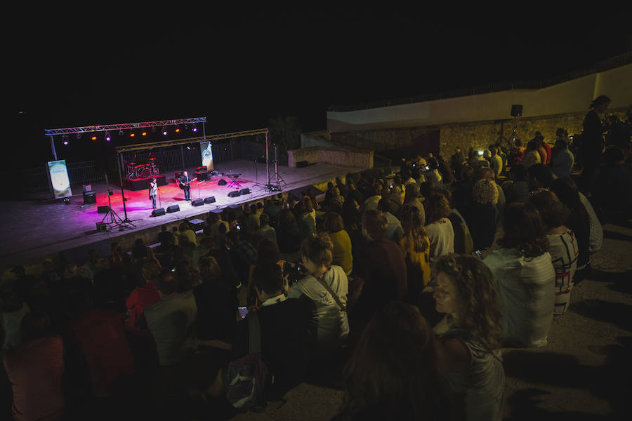 Ambiente y actuaciones en el Auditorio Blas Infante en el balcón del Tajo de Ronda