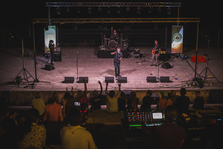 Ambiente y actuaciones en el Auditorio Blas Infante en el balcón del Tajo de Ronda