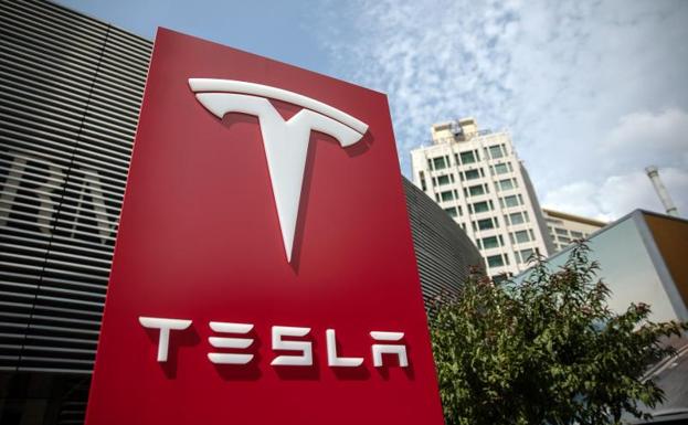 Las acciones de Tesla caen tras renunciar su director financiero