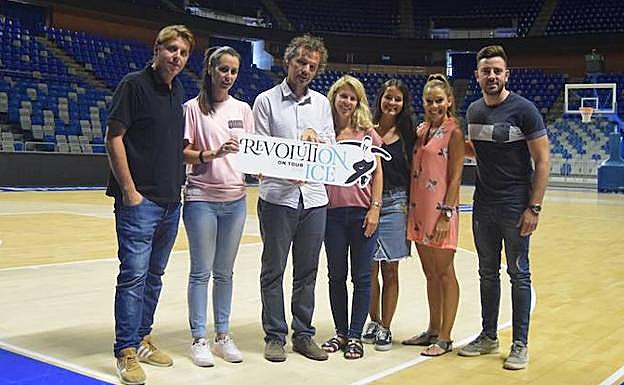 El director del espectáculo y representantes de la organización posan para SUR en el Carpena.