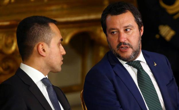 Salvini (d) habla con uno de sus ministros. 