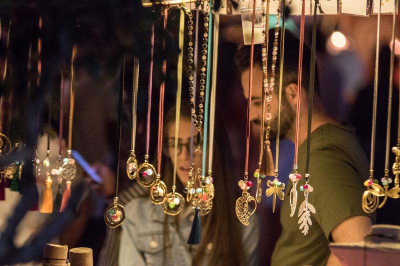 Velas, zocos o talleres dan vida al encuentro, que este viernes recibió a Niña Pastori y que el domingo echa el cierre con Triana