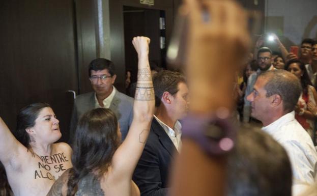 Activistas junto a Albert Rivera y Juan Marín.